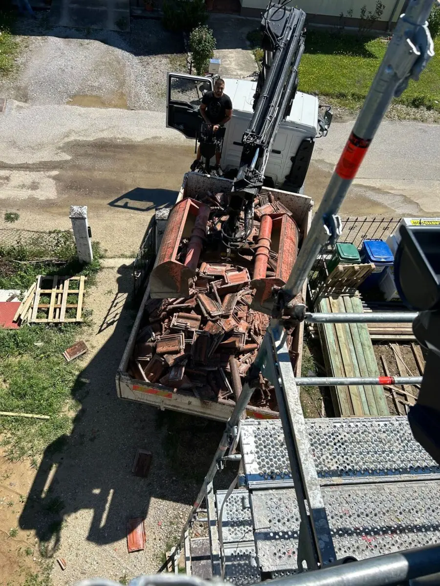 Strojni utovar otpada grajferom s gradilišta